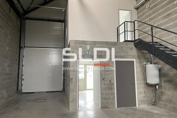 Locaux d'activités A LOUER - GENAS - 239 m²