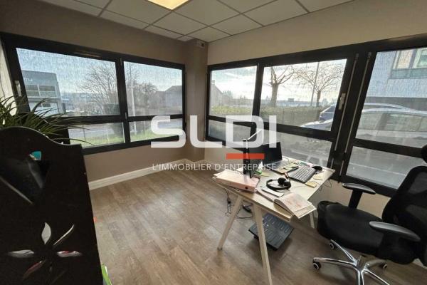 Bureaux A LOUER - LIMAS - 210 m²