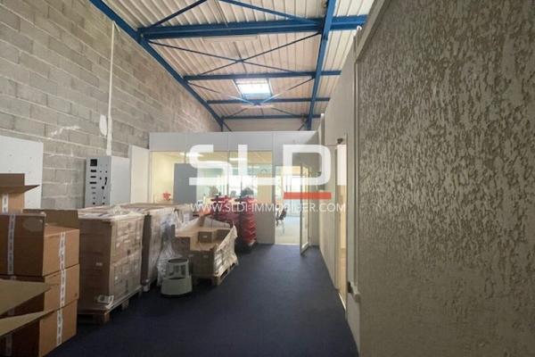 Locaux d'activités A LOUER - RILLIEUX LA PAPE - 340 m²