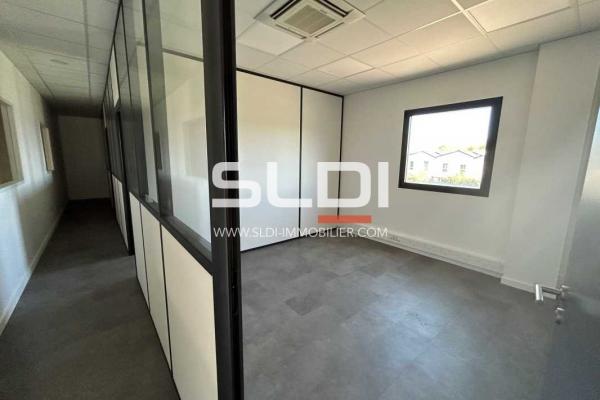 Locaux d'activités A LOUER - SAINT PRIEST - 475 m²