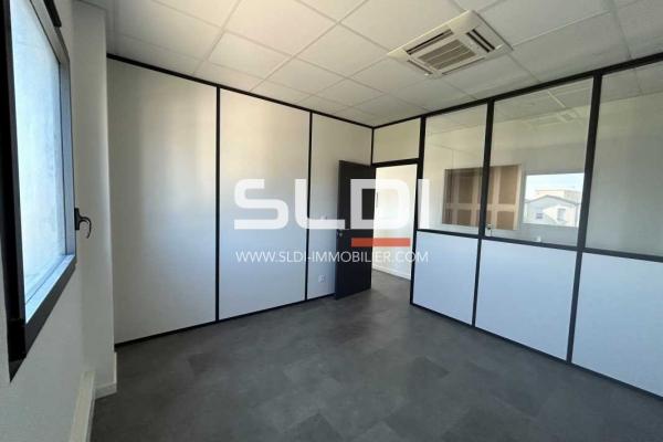 Locaux d'activités A LOUER - SAINT PRIEST - 475 m²