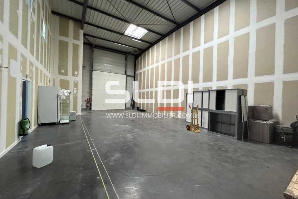 Locaux d'activités A LOUER - SAINT PRIEST - 475 m²