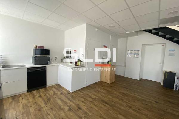 Locaux d'activités A LOUER - SAINT PRIEST - 1 092 m²