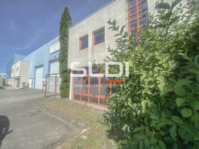Locaux d'activités A LOUER - GENAS - 318 m²