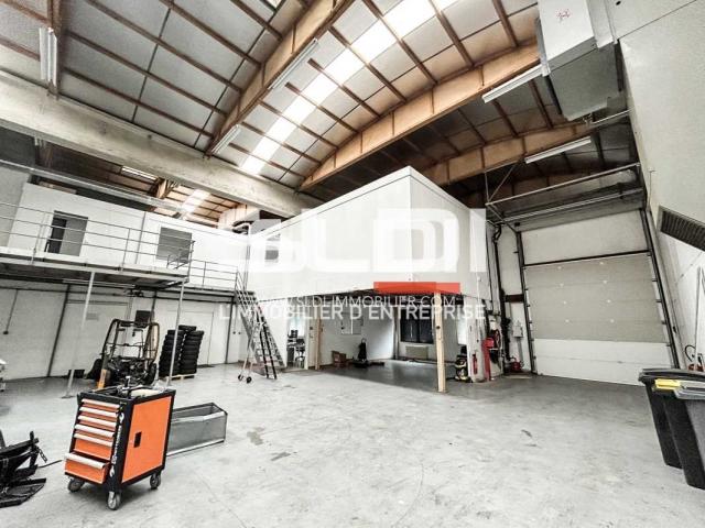 Locaux d'activités A LOUER - DARDILLY - 1 972 m²