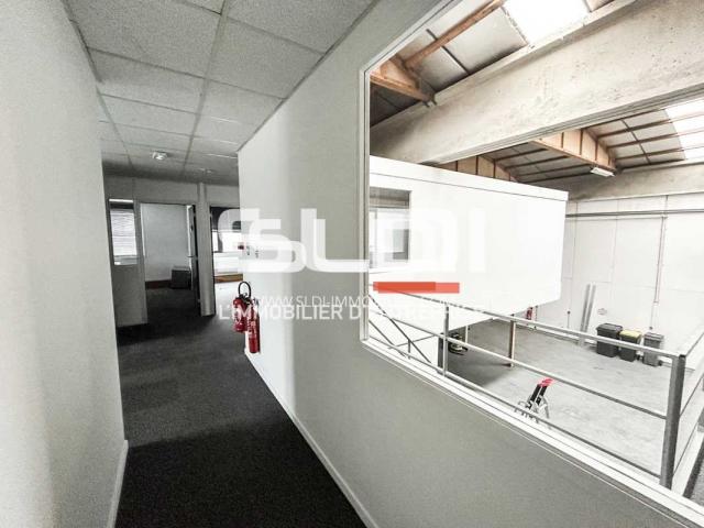 Locaux d'activités A LOUER - DARDILLY - 1 972 m²