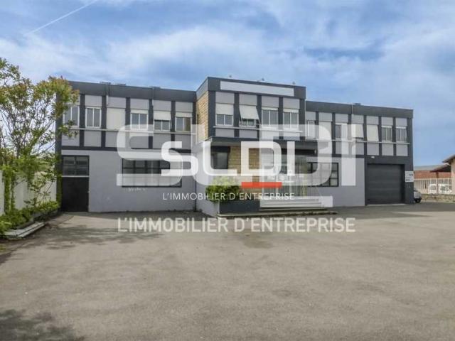 Locaux d'activités A VENDRE OU A LOUER - DECINES CHARPIEU - 2 300 m²