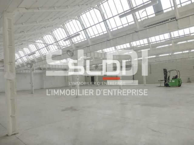 Locaux d'activités A VENDRE OU A LOUER - DECINES CHARPIEU - 2 300 m²