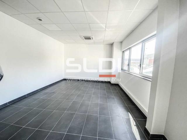 Locaux d'activités A LOUER - SAINT PRIEST - 4 309 m²