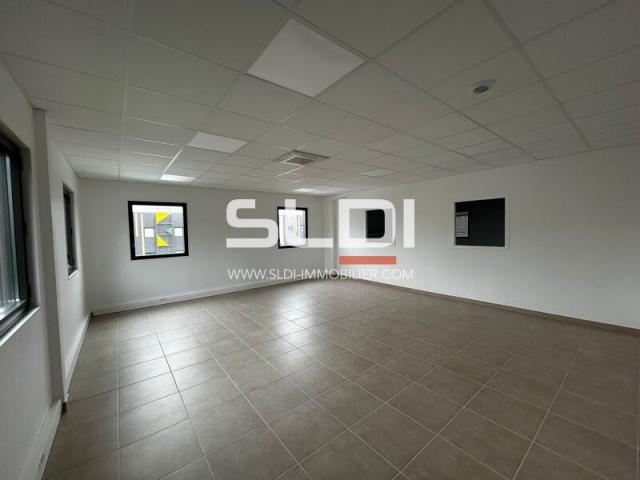 Locaux d'activités A LOUER - SAINT PRIEST - 355 m²