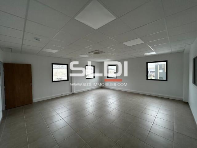 Locaux d'activités A LOUER - SAINT PRIEST - 355 m²
