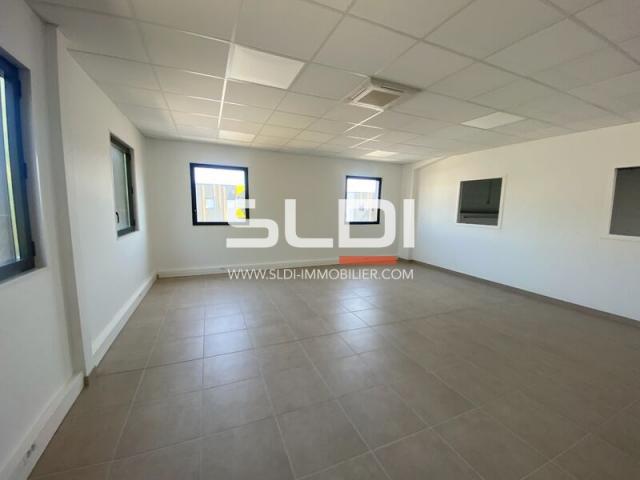 Locaux d'activités A LOUER - SAINT PRIEST - 355 m²