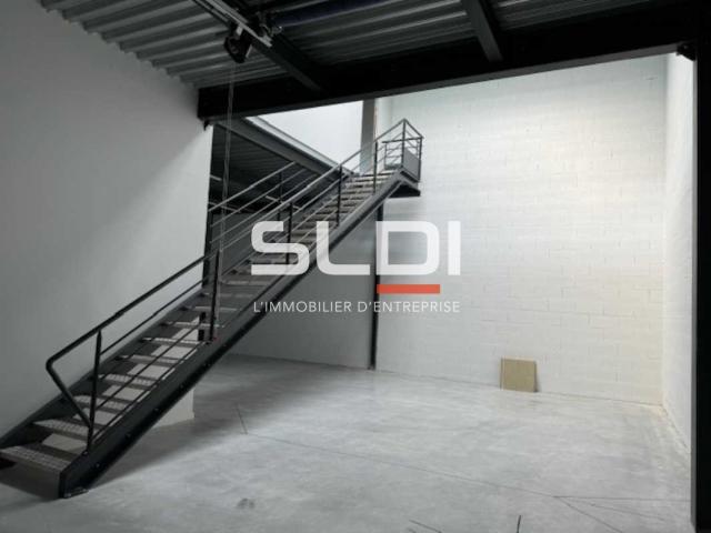 Locaux d'activités A VENDRE OU A LOUER - LA TOUR DE SALVAGNY - 246 m²