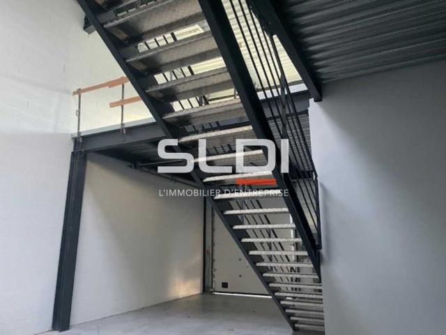 Locaux d'activités A VENDRE OU A LOUER - LA TOUR DE SALVAGNY - 246 m²