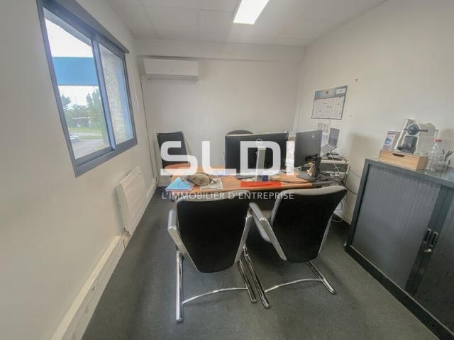 Locaux d'activités A LOUER - CHASSIEU - 1 600 m²