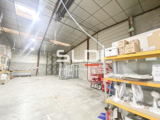 Locaux d'activités A LOUER - CHASSIEU - 1 600 m²