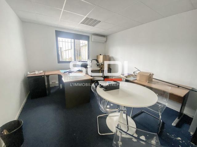 Locaux d'activités A LOUER - CHASSIEU - 1 600 m²