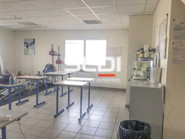 Locaux d'activités A LOUER - CHASSIEU - 192 m²