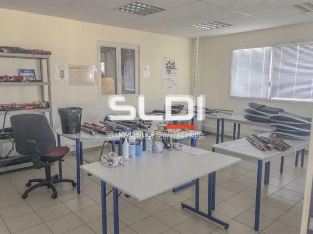 Locaux d'activités A LOUER - CHASSIEU - 192 m²