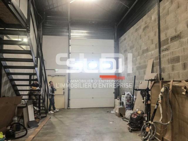 Locaux d'activités A LOUER - CHASSIEU - 354 m²