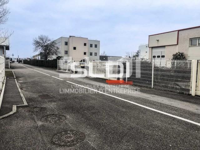 Locaux d'activités A LOUER - CHASSIEU - 354 m²