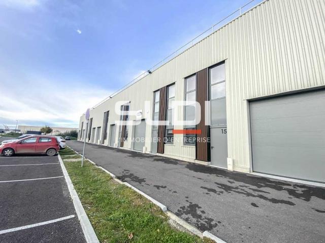 Locaux d'activités A LOUER - MONTLUEL - 138 m²