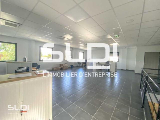 Locaux d'activités A LOUER - SAINT PRIEST - 328 m²