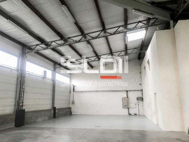 Locaux d'activités A LOUER - CHASSIEU - 240 m²