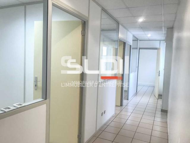 Locaux d'activités A LOUER - CHASSIEU - 240 m²