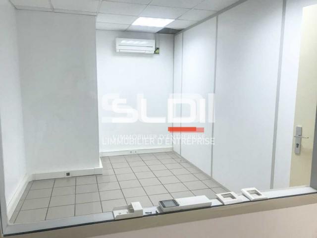 Locaux d'activités A LOUER - CHASSIEU - 240 m²