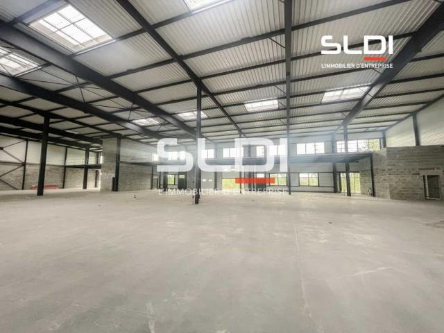 Locaux d'activités A LOUER - SAINT PRIEST - 4 366 m²