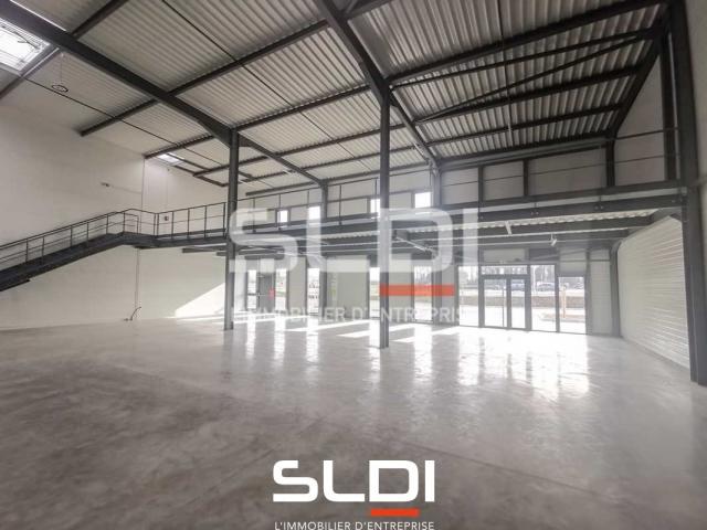 Locaux d'activités A VENDRE OU A LOUER - VILLEFONTAINE - 443 m²