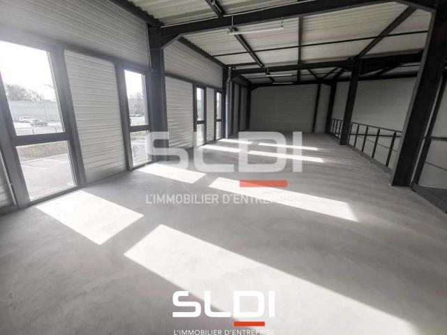Locaux d'activités A VENDRE OU A LOUER - VILLEFONTAINE - 443 m²