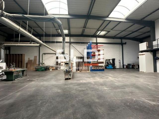 Locaux d'activités A VENDRE - DAGNEUX - 685 m²