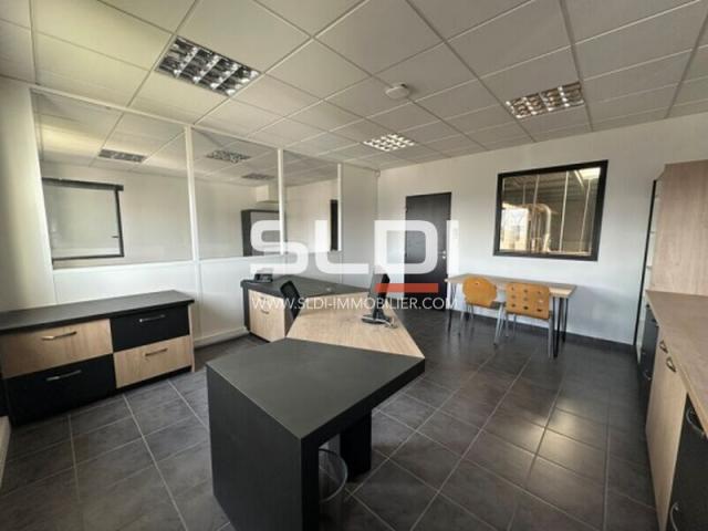 Locaux d'activités A VENDRE - DAGNEUX - 685 m²