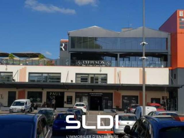 Commerces A LOUER - BOURGOIN JALLIEU - 150 m²