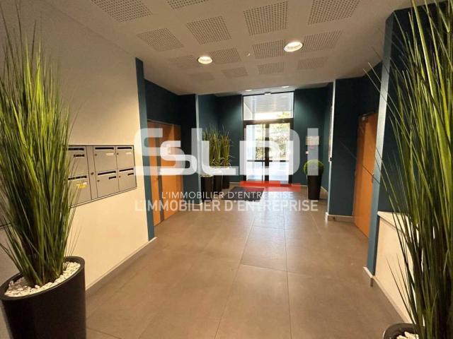 Bureaux A LOUER - CHAMPAGNE AU MONT D'OR - 1 069 m²