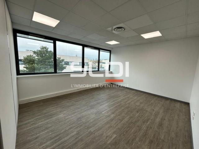 Bureaux A LOUER - CHAMPAGNE AU MONT D'OR - 1 069 m²