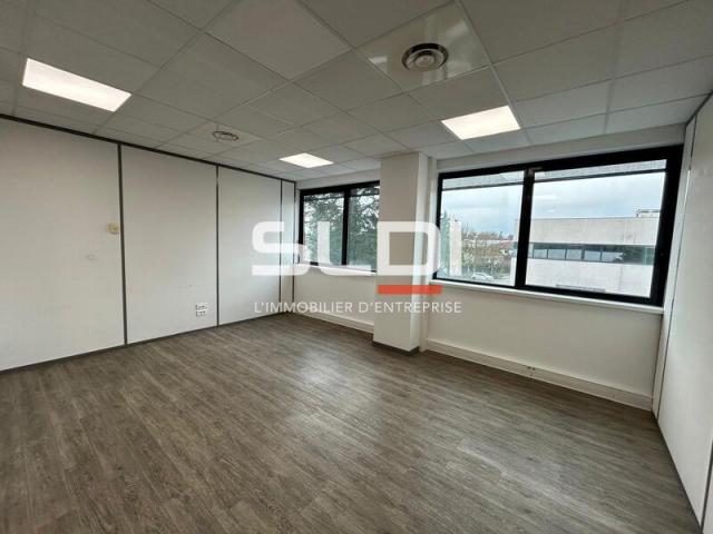 Bureaux A LOUER - CHAMPAGNE AU MONT D'OR - 1 069 m²