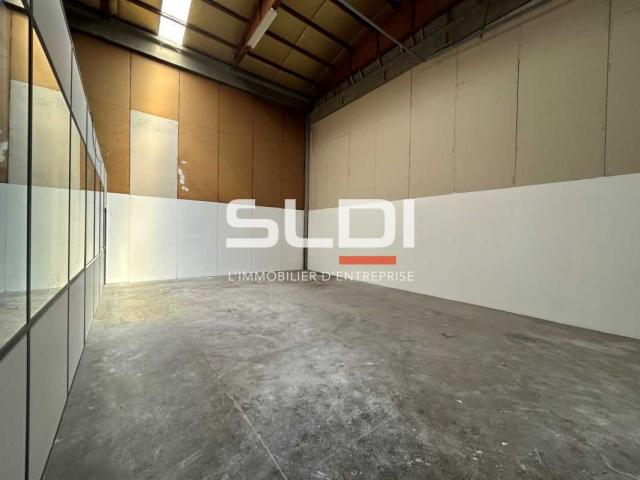 Locaux d'activités A LOUER - SAINT PRIEST - 810 m²