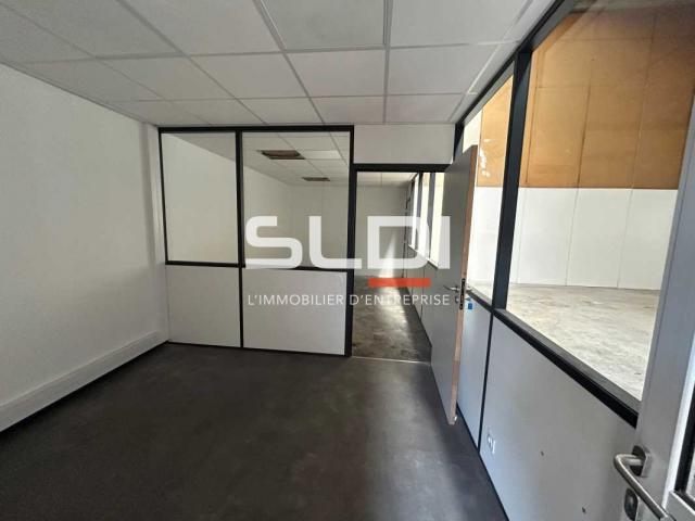Locaux d'activités A LOUER - SAINT PRIEST - 810 m²