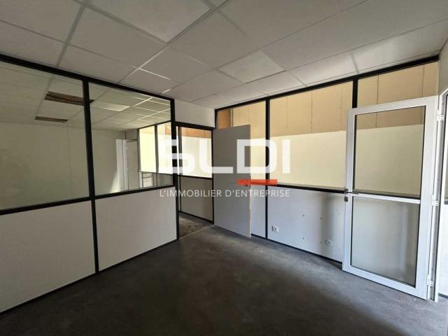 Locaux d'activités A LOUER - SAINT PRIEST - 810 m²