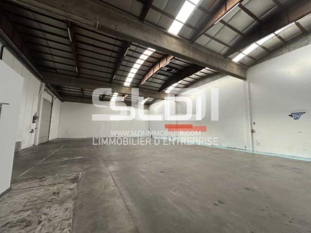 Locaux d'activités A LOUER - SAINT PRIEST - 810 m²