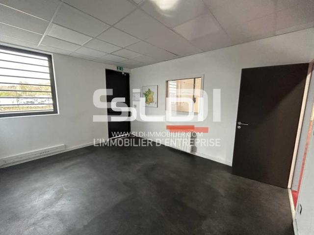 Locaux d'activités A LOUER - SAINT PRIEST - 810 m²