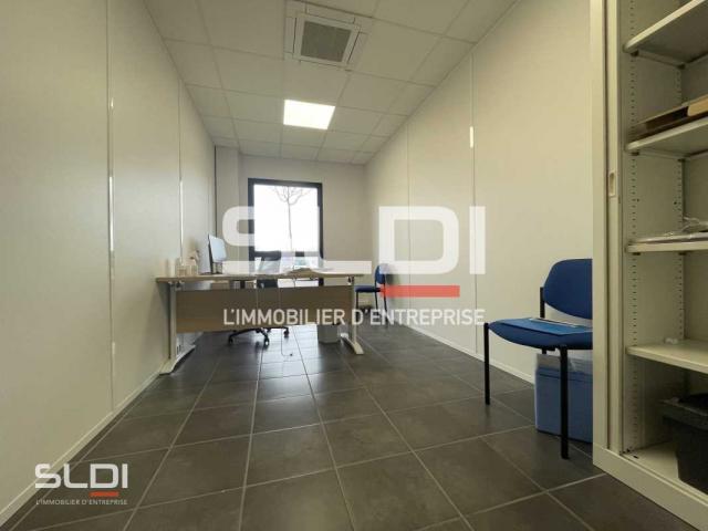 Locaux d'activités A LOUER - SAINT PRIEST - 328 m²