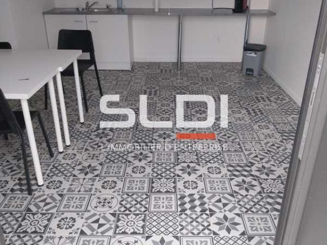 Locaux d'activités A VENDRE OU A LOUER - BOURGOIN JALLIEU - 231 m²