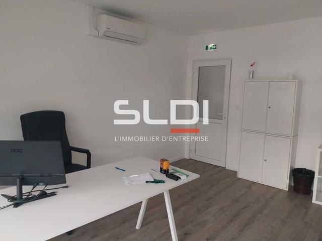 Locaux d'activités A VENDRE OU A LOUER - BOURGOIN JALLIEU - 231 m²