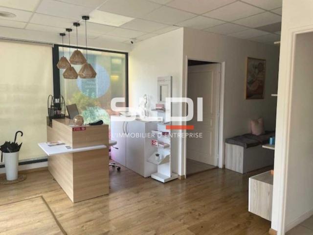 Commerces A VENDRE OU A LOUER - SATHONAY CAMP - 137 m²