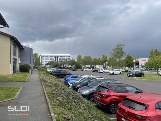 Bureaux A LOUER - LIMAS - 200 m²