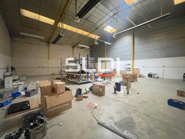 Locaux d'activités A LOUER - CHASSIEU - 350 m²